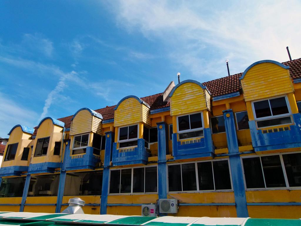 Aquarius Gay Guesthouse & Sauna Patong Exterior photo